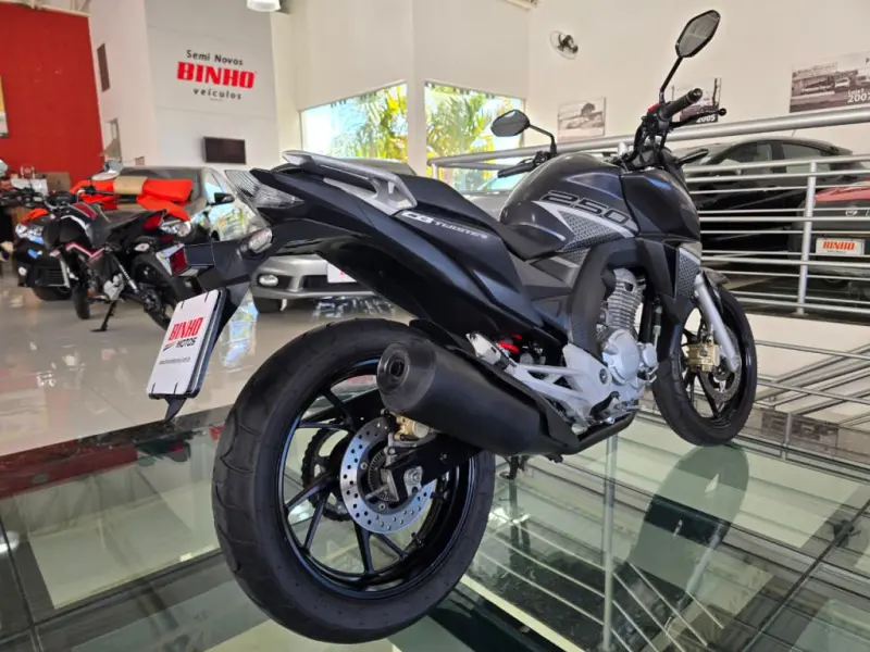 CB 250 F Twister - Foto